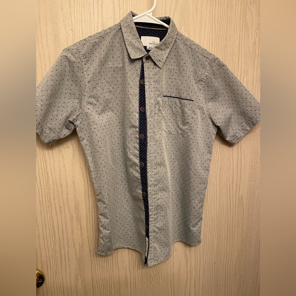 Craft & Flow Size L 14/16 Grey Short Sleeve Button Down
w/ navy & red designs
